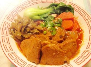 step6: 麵條煮好放入碗中,加入蕃茄紅燒豬肉湯,擺上燙青菜.酸菜.灑上葱花即可