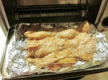 step4: 雞腿雞皮朝上放小烤箱,不需預熱烤8分鐘取出,兩面刷上蜂蜜,換反面烤4分鐘即可拿出,稍涼後切片(大烤箱開上下火,用190-220度烤),擺盤滴下的雞汁超級下飯,趁熱淋在飯上或雞腿上,冷了雞汁結凍就無法倒出了