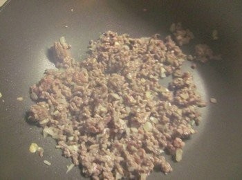 step4: 鍋中熱油放入大蒜.洋蔥末,稍炒一下香味飄出,加入絞肉續炒到7分熟,沿鍋嗆米酒去腥