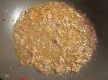 step4: 加入一飯碗的水及冬粉,用筷子攪拌至湯汁快收乾即可熄火,淋上香油起鍋,可灑一些葱花增加香氣