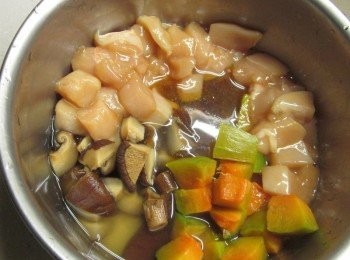 step4: 再將雞丁.香菇丁及南瓜丁放入作法3.