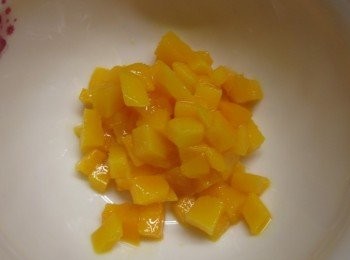 step4: 取出的果肉切小丁備用