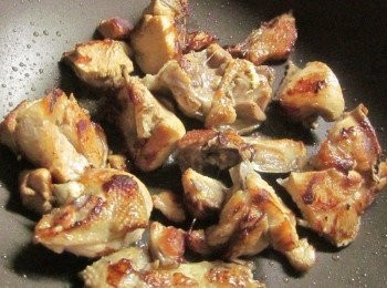 step2: 鍋中放油(油可多放一點拿來拌飯很香),放入雞肉爆炒到金黃微焦