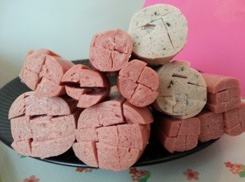 step2: 腸仔解凍, 洗淨之後抹乾.每條切半, 精髓在於刀切弄成八爪魚脚....
嚴格上要切到6隻脚才合格. 在自由自煮世界不用太認真: 細小的腸2切出4脚, 當然大隻腸出場, 可揮刀4切出9脚