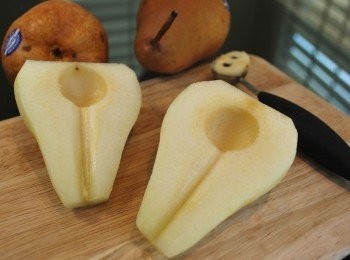 step1: 製作<span class="group_1">糖煮西洋梨</span>：將西洋梨削皮縱剖半，以挖球器去核，中間切出一個V字型溝槽削去硬梗