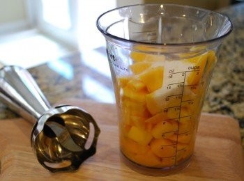 step2: 其餘芒果肉(約350g)與砂糖打成果泥，冷藏備用 (如果芒果泥太乾很難打，可以酌量加一點點水或芒果汁/柳橙汁)