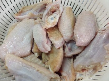 step2: 水滾後放入<a href="https://bit.ly/3zHU5V3" target="_blank" data-keyword="雞翼" class="guide-link"><strong>雞翼</strong></a> <span style="display:inline-block;vertical-align:middle;margin-top:-3px;color:initial;border-radius:3px;padding:2px 3px;font-size:12px;line-height:14px;background:#87d300;color:#fff;">即買</span> 煲12分鐘