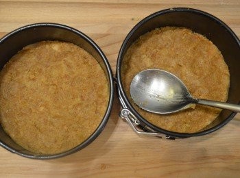 step4: 然後倒入蛋糕圓模內，用湯匙壓平並壓實，放入雪櫃冷凍半小時至硬身。