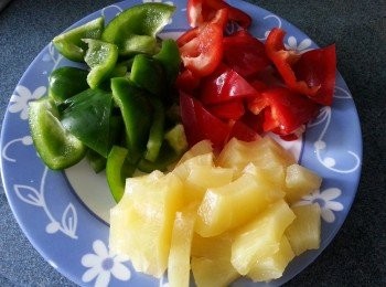 step2: 將青紅椒切角型,菠蘿切粒