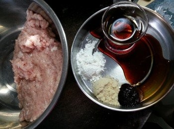 step2: 豬肉用醃料醃30分鐘以上備用