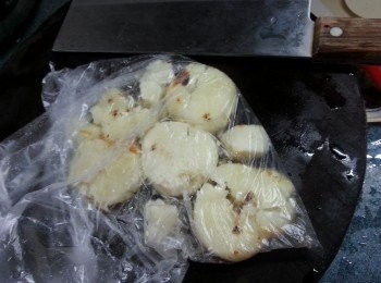 step3: 馬蹄去皮洗淨用食物袋裝起,用菜刀邊拍扁馬蹄