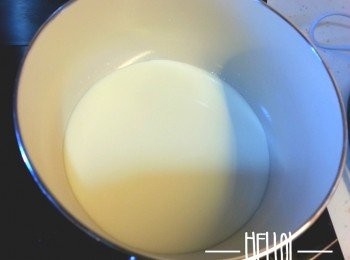 step1: 將淡忌廉倒入小窩內，用小火加熱