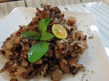 step4: 大約拌炒均勻就好，加入九層塔可以增添香氣（因為我的愛妻花圃有種，就摘一些來用用），喜歡清爽一點的人可以滴一點金桔，大功告成