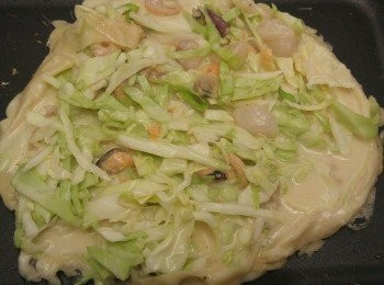 step4: 如用Bruno機請用大火加熱少許油, 再落一湯壳燒餅餡料, 形狀盡量保持圓形, 燒餅厚度約1至2cm