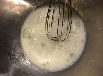 step2: 牛奶、糖、蛋白及椰皇水撥均，用篩篩過混合物再倒入椰皇內；