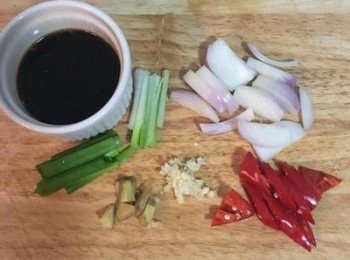 step4: 調好<span class="group_3">醬汁</span>，蔥切段，蒜切末，薑切小塊，辣椒去籽斜切，洋蔥切條。