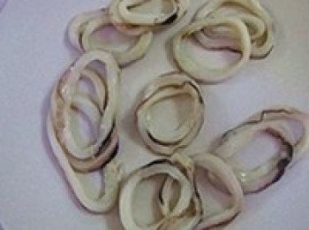 step1: 魷魚圈洗淨，用鹽、料酒醃上幾分鐘，然後拎乾水份