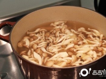 step3: 待雞肉熟透，再加入鴻喜菇改中火煮約10分鐘