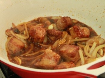 step3: 原鍋留少許油加熱放入豆瓣醬、蒜碎炒香，放入薑片、洋蔥、乾辣椒、花椒拌炒入味，加入開水、味全淬釀、紹興酒，轉小火煨煮至排骨軟嫩後，放入糖、紅綠辣椒、蔥段拌炒即完成。