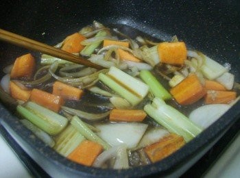 step3: 6.炒香所有蔬菜後加入所有<span class="group_2">調味</span>拌勻煮滾