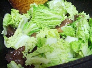 step4: 步驟4然後加入木耳辣椒拌炒均勻至喜好熟度ˊ最後加入<span class="group_2">調味</span>並以米酒嗆鍋即可