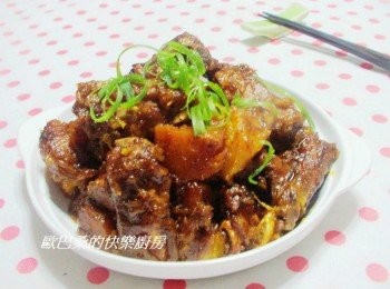 step8: 懶得顧爐也可用一般電鍋來完成ˊ 南瓜一樣分段擺入即可ˊ才不會過於軟爛。 今天因為忙小孩有點燒過頭了ˊ 完全燒乾@~@ 喜歡拿湯汁拌飯ˊ<span class="group_3">調味</span>可酌量調整增加ˊ 醬汁不用燒得太乾喔。 趕緊試試看囉~