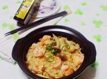 step7: 今天分享的方式ˊ程序上多一些ˊ但真的比較道地鮮美ˊ 如果單純方便的方式ˊ就是完全靠電子鍋完成ˊ 將米洗好ˊ<span class="group_1">材料</span>全擺入ˊ將<span class="group_2">調味</span>拌勻淋上ˊ 加入適量的水即可。 這樣的方法單純清爽但少了香氣ˊ 就看大家選擇囉。