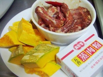 step1: 先準備好所需<span class="group_1">材料</span>ˊ南瓜洗淨ˊ連皮切塊狀ˊ 豬小排以<span class="group_2">醃肉調味</span>醃漬入味備用