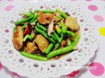 step6: 鯛魚片較為細緻ˊ所以下鍋煎時裹上少許粉可以幫助定型ˊ 魚肉才不會鬆散掉ˊ蠔油和泰式甜辣醬本身就帶有黏稠感ˊ 最後略為拌勻讓味道相溶合即可ˊ鹹甜的口感ˊ魚肉滑嫩ˊ 蔬菜鮮甜ˊ滋味很不錯喔ˊ喜歡的ˊ試著做做看。