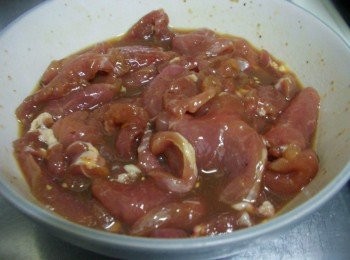 step1: 腰內肉切薄片先以<span class="group_2">醃料</span>醃漬備用