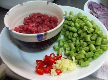 step1: 先準備好所需<span class="group_1">材料</span>ˊ牛肉切小丁先以<span class="group_2">牛肉醃料</span>抓勻ˊ 四季豆洗淨ˊ去除雙邊粗纖維切小丁ˊ辣椒切小圓片ˊ 蒜頭ˊ嫩薑切細末備用