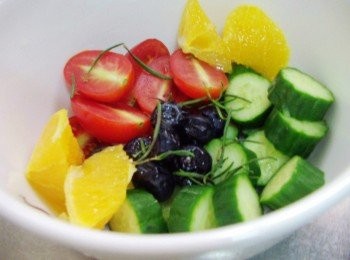 step3: 將蔬果<span class="group_1">材料</span>洗淨ˊ擦乾水份ˊ切適當大小ˊ迷迭香只取葉片