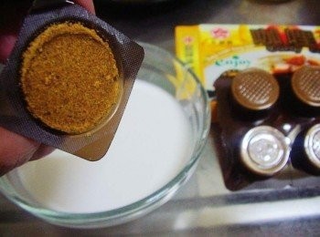 step4: <span class="group_2">餡料A</span>牛頭牌咖哩塊1塊加上椰奶140cc以微波加熱後拌勻