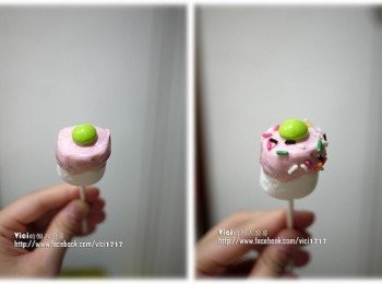 step4: 趁著巧克力乾前，在上面放上一顆m&m後，再撒上巧克力米