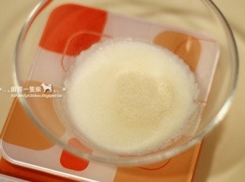 step4: 吉利丁粉倒入40ml的低脂牛奶中，泡軟。