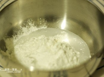 step1: 糯米粉50g+水60c.c.揉成團(水要慢慢加入，如果糯米糰已經成型，水就不要再加了;反之，如果覺得糯米糰太濕，可再加一些糯米粉整型)