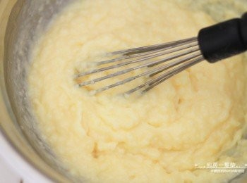 step3: <span class="group_2">奶油餡</span>稍微放涼後，加入少許香草精拌勻即完成!