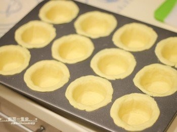 step12: 鋪好後將酥皮連同烤模一起入冷凍庫冰硬(約20分鐘)，此時可開烤箱預熱至220度C(約428度F)。