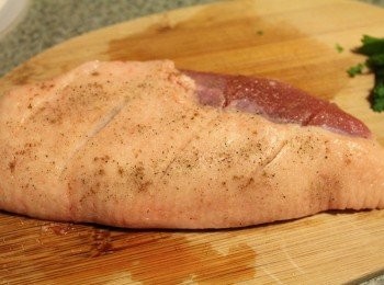 step1: 將鴨胸兩面稍微劃開, 並灑上適量的鹽巴/黑胡椒粉/茴香粉