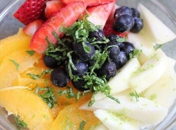 step2: 水果切成適當大小, 並加上適量的檸檬皮/薄荷葉