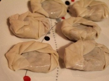 step1: 香蕉切薄片, 用餛飩皮包起來