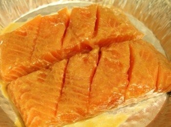 step3: 將醃好的鮭魚放在烤盤上, 劃刀 **在鮭魚上劃刀可加速烤熟成的時間.