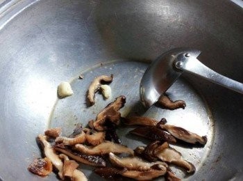 step3: 扁魚.乾香菇切絲同蒜頭放鍋中以小火爆香後,沿著鍋邊淋米酒.烏醋.醬油嗆鍋