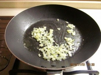 step2: 平底鍋放奶油爆香洋蔥末
