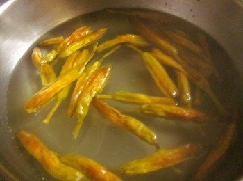 step2: 鍋中加些塩和油,水滾放金針花煮熟撈起備用