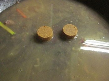 step3: 原鍋加水,放入牛頭牌咖哩塊2塊煮至溶化成咖哩醬備用