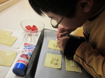 step4: 擠一些鷹牌煉奶