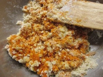 step4: 作法3.加入食用油拌勻再加入南瓜泥