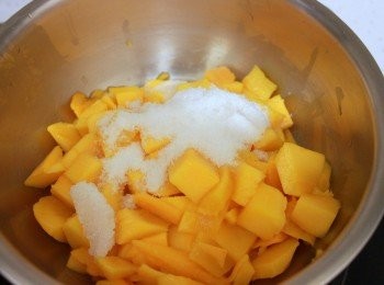 step3: 鍋中放入芒果粒及糖(50g)。