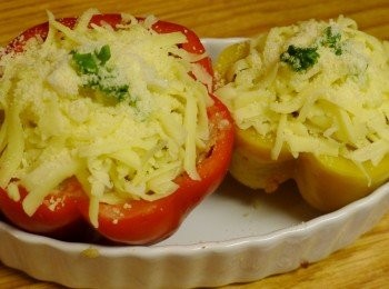 step8: 在步驟7的彩椒上鋪滿焗烤用起司，灑上一點蔥綠及巴西利末，放入預熱過的烤箱，以180度C烤約15分鐘至起司呈金褐色就可以出爐啦^^